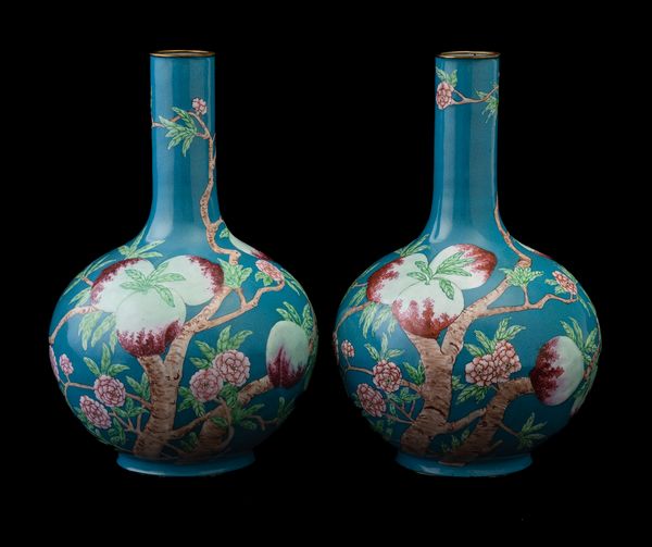 Coppia di vasi a bottiglia in smalto con decoro di pesche su fondo turchese, Cina, Dinastia Qing, XIX secolo  - Asta Fine Chinese Works of Art - Associazione Nazionale - Case d'Asta italiane