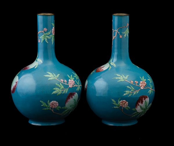 Coppia di vasi a bottiglia in smalto con decoro di pesche su fondo turchese, Cina, Dinastia Qing, XIX secolo  - Asta Fine Chinese Works of Art - Associazione Nazionale - Case d'Asta italiane