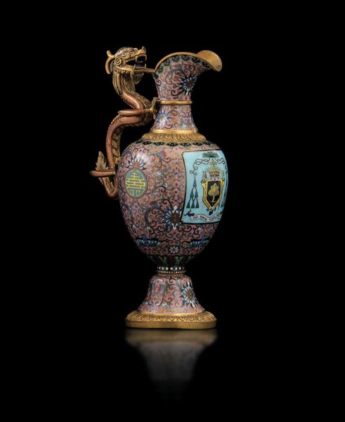 Rarissimo versatoio in smalti cloisonn con presa a foggia di drago,  motivi taoisti e stemma cardinalizio su fondo rosa, Cina, Dinastia Qing, epoca Daoguang (1821-1850)  - Asta Fine Chinese Works of Art - Associazione Nazionale - Case d'Asta italiane