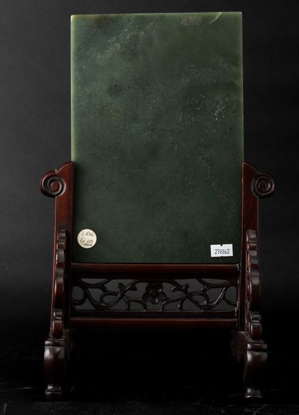 Magnifica placca finemente e profondamente scolpita in giada Celadon raffigurante saggi entro paesaggio, Cina, Dinastia Qing, epoca Kangxi (1662-1722)  - Asta Fine Chinese Works of Art - Associazione Nazionale - Case d'Asta italiane