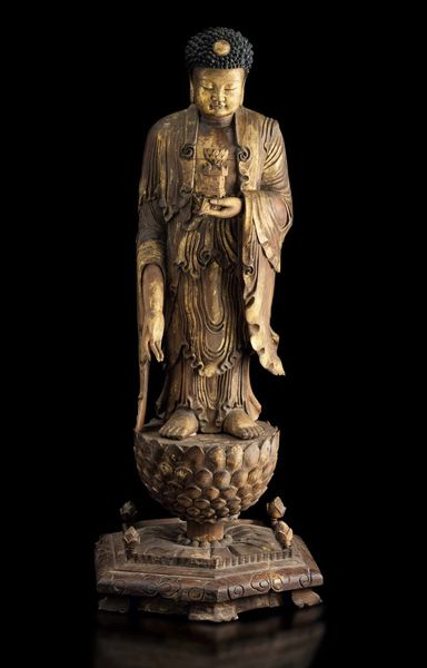 Figura di Buddha in legno dorato stante su fiore di loto, Cina, Dinastia Qing (1644-1912)  - Asta Fine Chinese Works of Art - Associazione Nazionale - Case d'Asta italiane