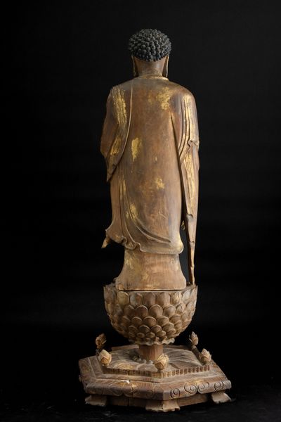 Figura di Buddha in legno dorato stante su fiore di loto, Cina, Dinastia Qing (1644-1912)  - Asta Fine Chinese Works of Art - Associazione Nazionale - Case d'Asta italiane