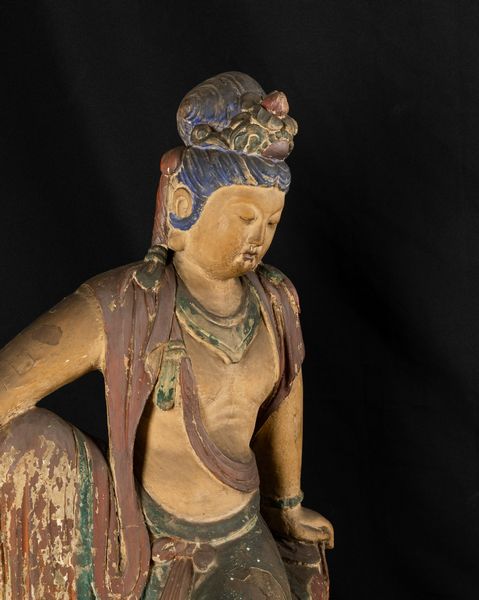 Figura di Guanyin assisa in legno laccato, Cina, Ming, XVII secolo  - Asta Fine Chinese Works of Art - Associazione Nazionale - Case d'Asta italiane