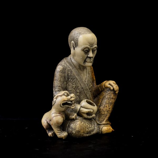 Figura di saggio accovacciato scolpita in pietra, Cina, Dinastia Qing, epoca Qianlong (1736-1796)  - Asta Fine Chinese Works of Art - Associazione Nazionale - Case d'Asta italiane