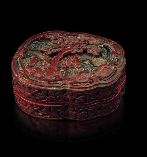 Scatola in lacca rossa polilobata con coperchio e raffigurazione di saggio entro paesaggio, Cina, Dinastia Qing, epoca Qianlong (1736-1796)  - Asta Fine Chinese Works of Art - Associazione Nazionale - Case d'Asta italiane