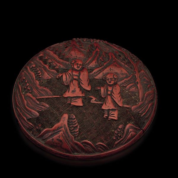 Scatola circolare in lacca rossa con figure di saggi entro paesaggio, Cina, Dinastia Qing, XIX secolo  - Asta Fine Chinese Works of Art - Associazione Nazionale - Case d'Asta italiane