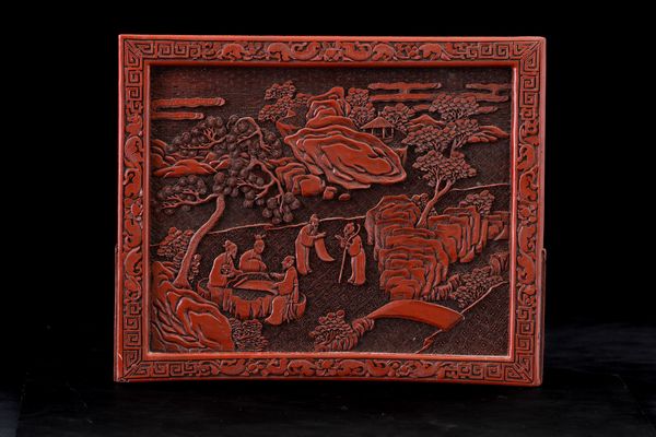 Paravento da tavolo con placca in lacca rossa raffigurante saggi entro paesaggio e decori floreali, Cina, Dinastia Qing, XIX secolo  - Asta Fine Chinese Works of Art - Associazione Nazionale - Case d'Asta italiane