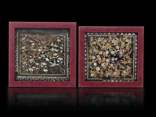 Due pannelli in legno laccato con intarsi in madreperla raffiguranti soggetti naturalistici, Giappone, periodo Nanban, XVII secolo  - Asta Fine Chinese Works of Art - Associazione Nazionale - Case d'Asta italiane