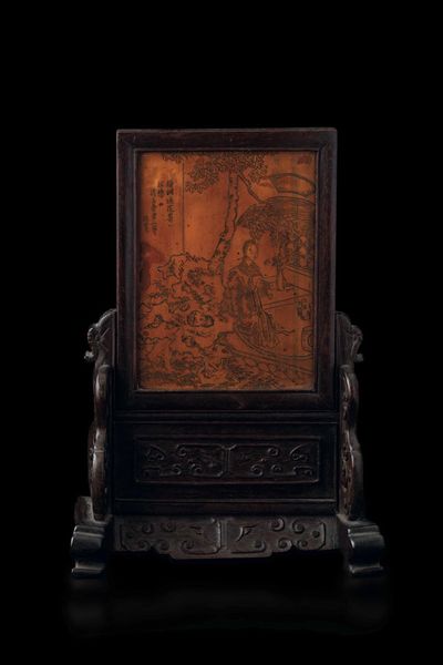 Piccolo paravento da tavolo con placca in legno di bamb con decoro inciso raffigurante fanciulla e iscrizione, Cina, Dinastia Qing, Dinastia Qing, epoca Qianlong (1736-1796)  - Asta Fine Chinese Works of Art - Associazione Nazionale - Case d'Asta italiane