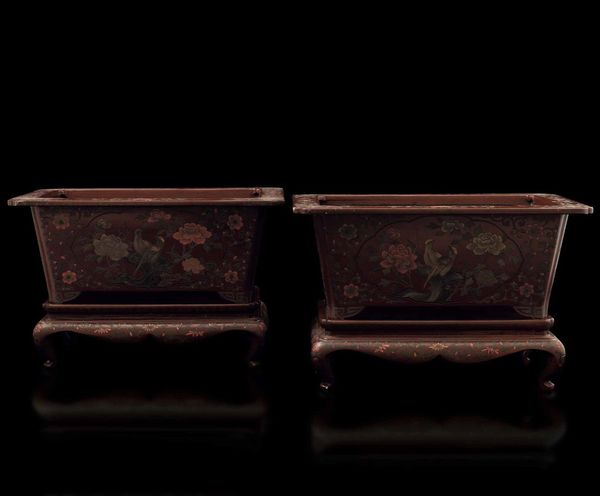 Coppia di giardiniere in legno laccato con decorazioni floreali e uccelli, Cina, Dinastia Qing, XIX secolo  - Asta Fine Chinese Works of Art - Associazione Nazionale - Case d'Asta italiane