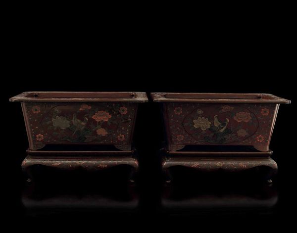 Coppia di giardiniere in legno laccato con decorazioni floreali e uccelli, Cina, Dinastia Qing, XIX secolo  - Asta Fine Chinese Works of Art - Associazione Nazionale - Case d'Asta italiane