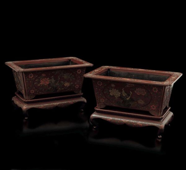 Coppia di giardiniere in legno laccato con decorazioni floreali e uccelli, Cina, Dinastia Qing, XIX secolo  - Asta Fine Chinese Works of Art - Associazione Nazionale - Case d'Asta italiane