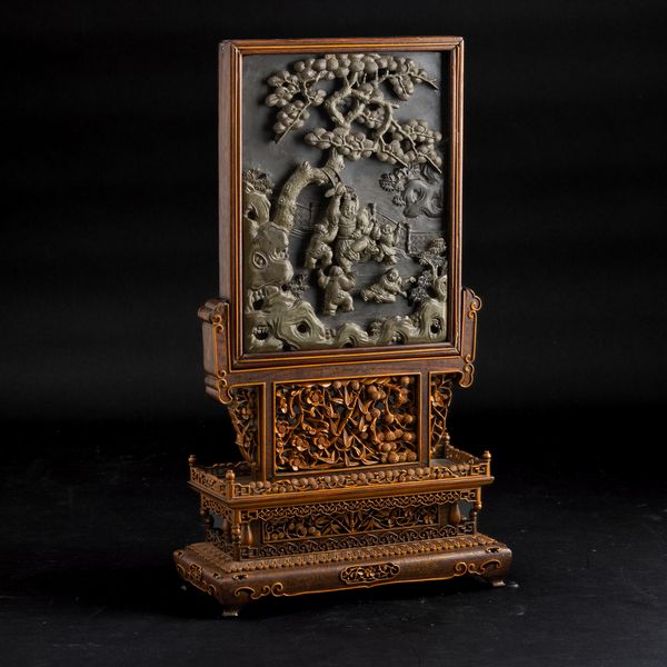 Rarissimo paravento da tavolo scolpito in legno con placca in pietra da inchiostro incisa a rilievo raffigurante scena di vita comune e dipinto al retro, Cina, Dinastia Qing, epoca Qianlong (1736-1796)  - Asta Fine Chinese Works of Art - Associazione Nazionale - Case d'Asta italiane