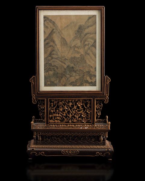 Rarissimo paravento da tavolo scolpito in legno con placca in pietra da inchiostro incisa a rilievo raffigurante scena di vita comune e dipinto al retro, Cina, Dinastia Qing, epoca Qianlong (1736-1796)  - Asta Fine Chinese Works of Art - Associazione Nazionale - Case d'Asta italiane