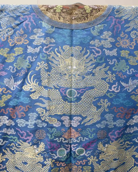 Rara veste finemente ricamata in seta con figure di draghi tra le nuvole su fondo blu, Cina, Dinastia Qing, XIX secolo  - Asta Fine Chinese Works of Art - Associazione Nazionale - Case d'Asta italiane