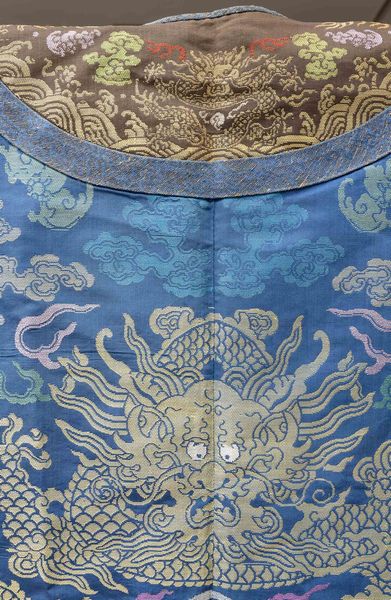 Rara veste finemente ricamata in seta con figure di draghi tra le nuvole su fondo blu, Cina, Dinastia Qing, XIX secolo  - Asta Fine Chinese Works of Art - Associazione Nazionale - Case d'Asta italiane