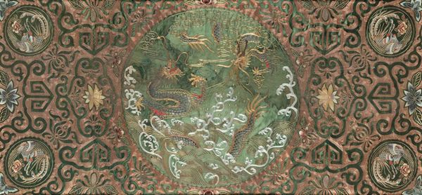 Grande tessuto in seta finemente ricamato con figure di draghi e decori floreali su fondo verde oliva, Cina, Dinastia Qing, XIX secolo  - Asta Fine Chinese Works of Art - Associazione Nazionale - Case d'Asta italiane