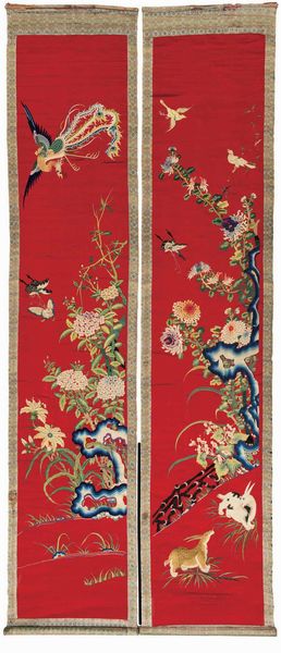 Coppia di Kesi finemente ricamati in seta con raffigurazioni naturalistiche su fondo rosso, Cina, Dinastia Qing, XIX secolo  - Asta Fine Chinese Works of Art - Associazione Nazionale - Case d'Asta italiane