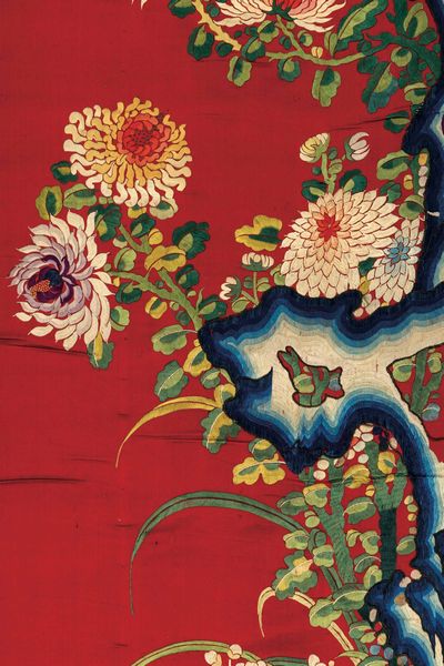 Coppia di Kesi finemente ricamati in seta con raffigurazioni naturalistiche su fondo rosso, Cina, Dinastia Qing, XIX secolo  - Asta Fine Chinese Works of Art - Associazione Nazionale - Case d'Asta italiane