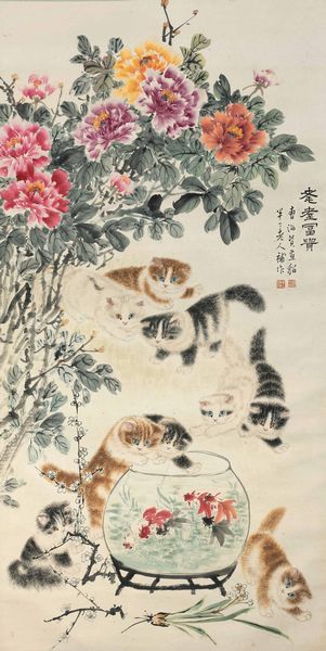 Dipinto su carta raffigurante gatti con pesci rossi fiori e iscrizioni, Cina, XX secolo  - Asta Fine Chinese Works of Art - Associazione Nazionale - Case d'Asta italiane