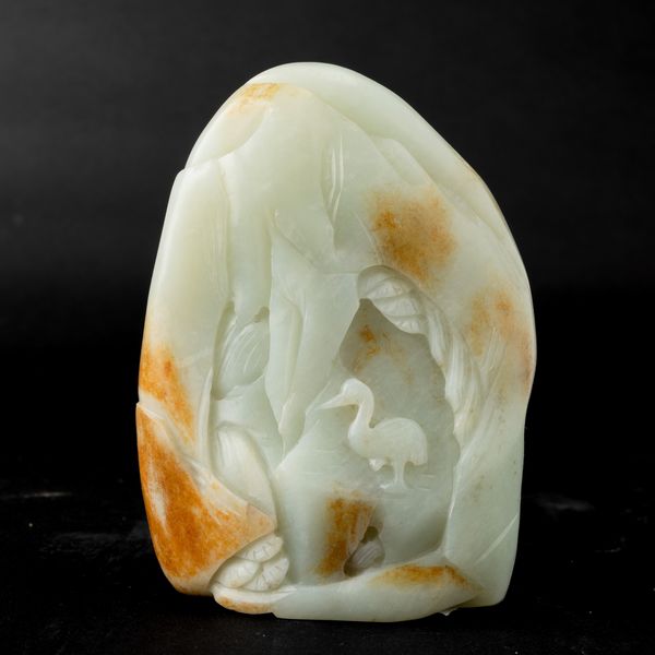 Gruppo scolpito in giada Celadon e russet raffigurante soggetto naturalistico, Cina, Dinastia Qing, XIX secolo  - Asta Fine Chinese Works of Art - Associazione Nazionale - Case d'Asta italiane