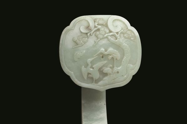 Grande Ruyi finemente scolpito in giada Celadon e russet con decori naturalistici a rilievo, Cina, Dinastia Qing, epoca Qianlong (1736-1796)  - Asta Fine Chinese Works of Art - Associazione Nazionale - Case d'Asta italiane