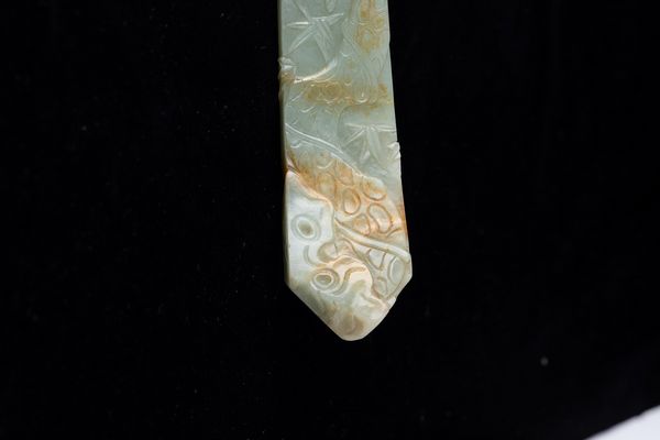 Grande Ruyi finemente scolpito in giada Celadon e russet con decori naturalistici a rilievo, Cina, Dinastia Qing, epoca Qianlong (1736-1796)  - Asta Fine Chinese Works of Art - Associazione Nazionale - Case d'Asta italiane