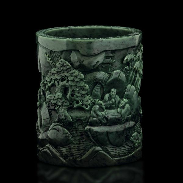 Brushpot scolpito in giada spinacio con figure di personaggi entro paesaggio e iscrizioni, Cina, XX secolo  - Asta Fine Chinese Works of Art - Associazione Nazionale - Case d'Asta italiane