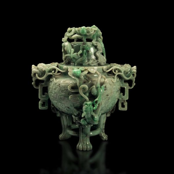 Vaso con coperchio scolpito in giadeite con sfumature green apple, mascheroni, figure di draghetti a rilievo e decori incisi, Cina, Dinastia Qing, XIX secolo  - Asta Fine Chinese Works of Art - Associazione Nazionale - Case d'Asta italiane