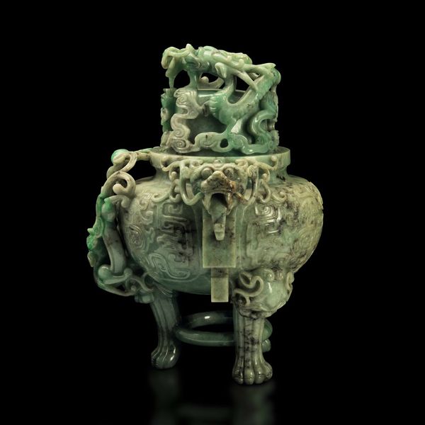 Vaso con coperchio scolpito in giadeite con sfumature green apple, mascheroni, figure di draghetti a rilievo e decori incisi, Cina, Dinastia Qing, XIX secolo  - Asta Fine Chinese Works of Art - Associazione Nazionale - Case d'Asta italiane