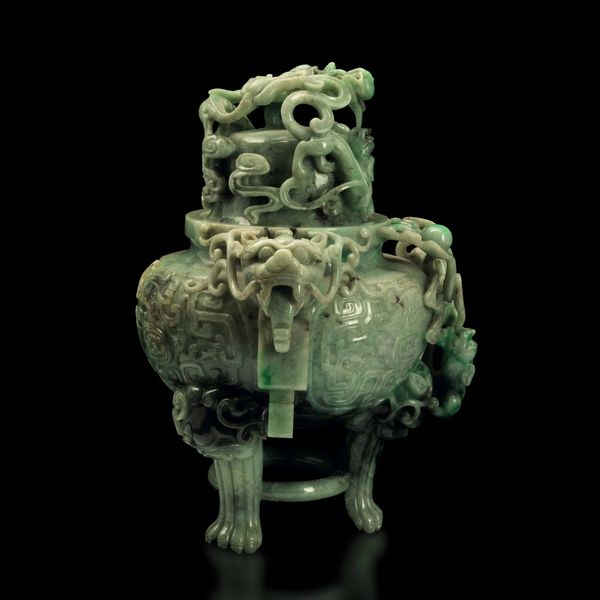 Vaso con coperchio scolpito in giadeite con sfumature green apple, mascheroni, figure di draghetti a rilievo e decori incisi, Cina, Dinastia Qing, XIX secolo  - Asta Fine Chinese Works of Art - Associazione Nazionale - Case d'Asta italiane