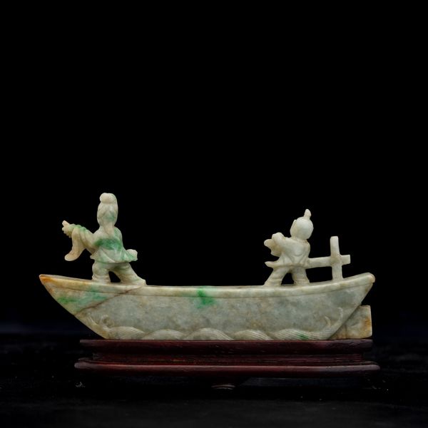 Gruppo scolpito in giadeite con sfumature green apple raffigurante imbarcazione con personaggi, Cina, Dinastia Qing, XIX secolo  - Asta Fine Chinese Works of Art - Associazione Nazionale - Case d'Asta italiane