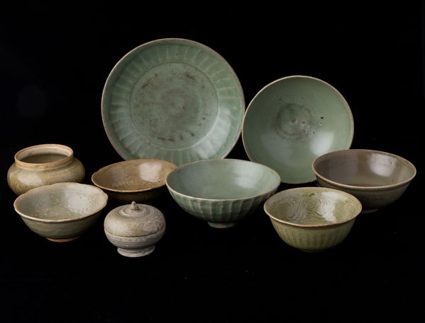 Lotto composto da nove ciotole in porcellana Longquan color Celadon, Cina, Dinastia Ming/Qing, XIV-XVIII secolo  - Asta Fine Chinese Works of Art - Associazione Nazionale - Case d'Asta italiane