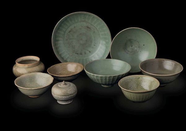 Lotto composto da nove ciotole in porcellana Longquan color Celadon, Cina, Dinastia Ming/Qing, XIV-XVIII secolo  - Asta Fine Chinese Works of Art - Associazione Nazionale - Case d'Asta italiane