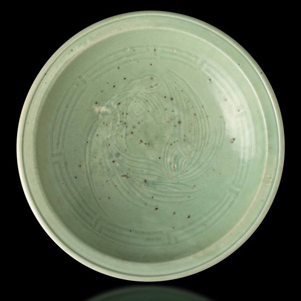 Piatto in porcellana Longquan color Celadon con decori vegetali incisi, Cina, Dinastia Ming, XVI secolo  - Asta Fine Chinese Works of Art - Associazione Nazionale - Case d'Asta italiane