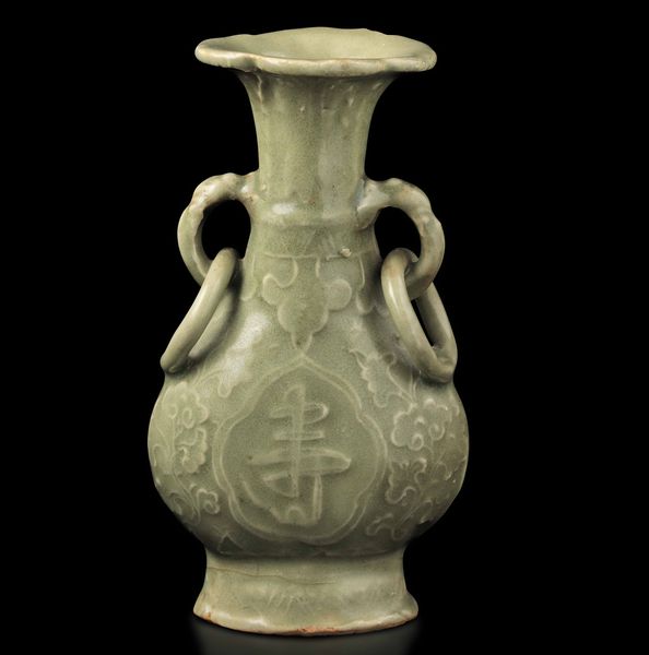 Vaso in porcellana Longquan color Celadon con anse ad anello e decori incisi, Cina, Dinastia Ming, XVII secolo  - Asta Fine Chinese Works of Art - Associazione Nazionale - Case d'Asta italiane