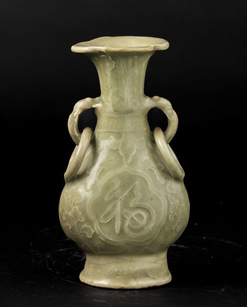 Vaso in porcellana Longquan color Celadon con anse ad anello e decori incisi, Cina, Dinastia Ming, XVII secolo  - Asta Fine Chinese Works of Art - Associazione Nazionale - Case d'Asta italiane