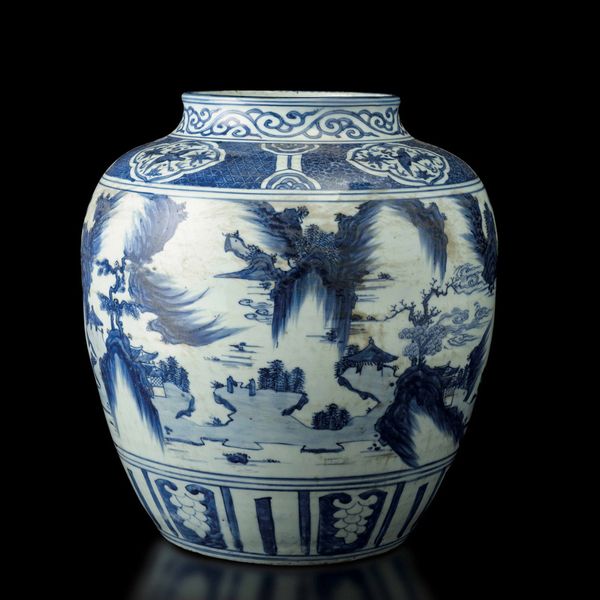 Grande Jar in porcellana bianca e blu con raffigurazione di paesaggio e decori naturalistici entro riserve, Cina, Dinastia Qing, epoca Shunzhi (1644-1661)  - Asta Fine Chinese Works of Art - Associazione Nazionale - Case d'Asta italiane