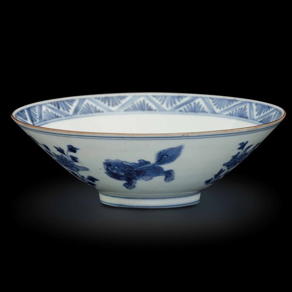 Ciotola in porcellana bianca e blu con cani di Pho e decori floreali, Cina, Dinastia Qing, marca e del periodo Jiajing  - Asta Fine Chinese Works of Art - Associazione Nazionale - Case d'Asta italiane