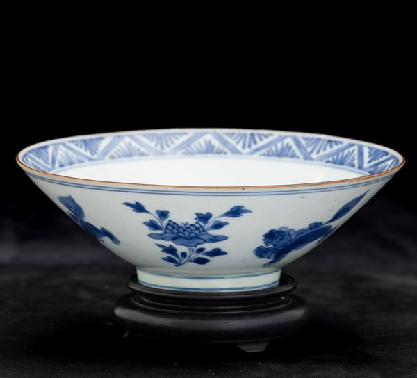 Ciotola in porcellana bianca e blu con cani di Pho e decori floreali, Cina, Dinastia Qing, marca e del periodo Jiajing  - Asta Fine Chinese Works of Art - Associazione Nazionale - Case d'Asta italiane