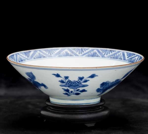 Ciotola in porcellana bianca e blu con cani di Pho e decori floreali, Cina, Dinastia Qing, marca e del periodo Jiajing  - Asta Fine Chinese Works of Art - Associazione Nazionale - Case d'Asta italiane