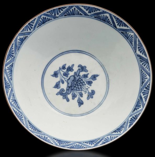 Ciotola in porcellana bianca e blu con cani di Pho e decori floreali, Cina, Dinastia Qing, marca e del periodo Jiajing  - Asta Fine Chinese Works of Art - Associazione Nazionale - Case d'Asta italiane