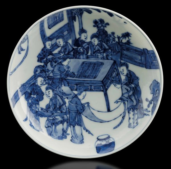 Piattino in porcellana bianca e blu raffigurante scena di vita comune con cortigiane, Cina, Dinastia Qing, epoca Kangxi (1662-1722)  - Asta Fine Chinese Works of Art - Associazione Nazionale - Case d'Asta italiane