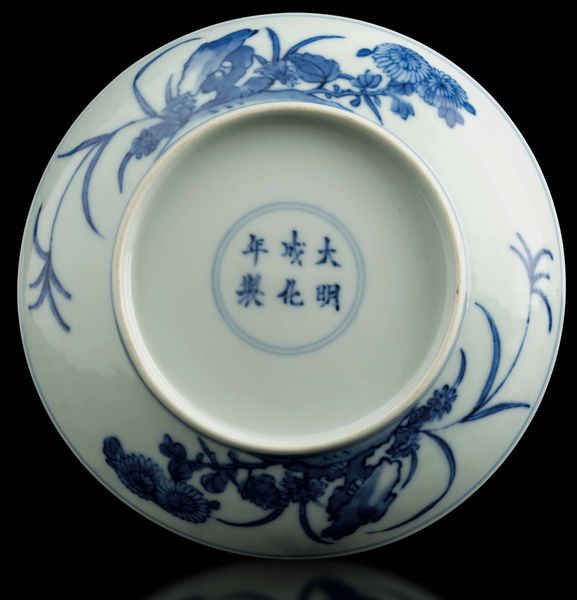 Piattino in porcellana bianca e blu raffigurante scena di vita comune con cortigiane, Cina, Dinastia Qing, epoca Kangxi (1662-1722)  - Asta Fine Chinese Works of Art - Associazione Nazionale - Case d'Asta italiane