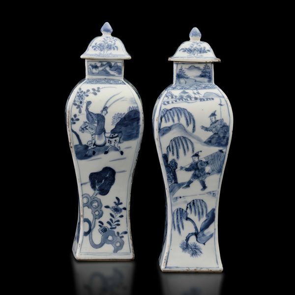 Coppia di potiches in porcellana bianca e blu con personaggi entro paesaggio, Cina, Dinastia Qing, epoca Kangxi (1662-1722)  - Asta Fine Chinese Works of Art - Associazione Nazionale - Case d'Asta italiane