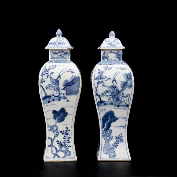 Coppia di potiches in porcellana bianca e blu con personaggi entro paesaggio, Cina, Dinastia Qing, epoca Kangxi (1662-1722)  - Asta Fine Chinese Works of Art - Associazione Nazionale - Case d'Asta italiane