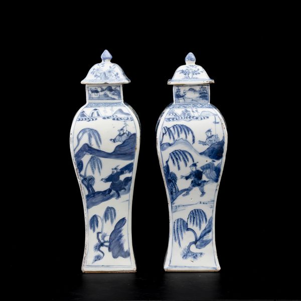 Coppia di potiches in porcellana bianca e blu con personaggi entro paesaggio, Cina, Dinastia Qing, epoca Kangxi (1662-1722)  - Asta Fine Chinese Works of Art - Associazione Nazionale - Case d'Asta italiane