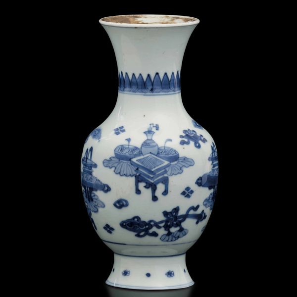 Vaso in porcellana bianca e blu raffigurante soggetto naturalistico, Cina, Dinastia Qing, epoca Kangxi (1662-1722)  - Asta Fine Chinese Works of Art - Associazione Nazionale - Case d'Asta italiane