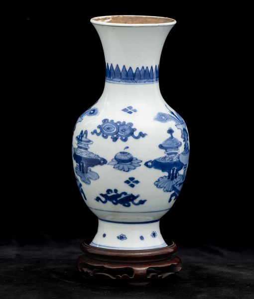 Vaso in porcellana bianca e blu raffigurante soggetto naturalistico, Cina, Dinastia Qing, epoca Kangxi (1662-1722)  - Asta Fine Chinese Works of Art - Associazione Nazionale - Case d'Asta italiane