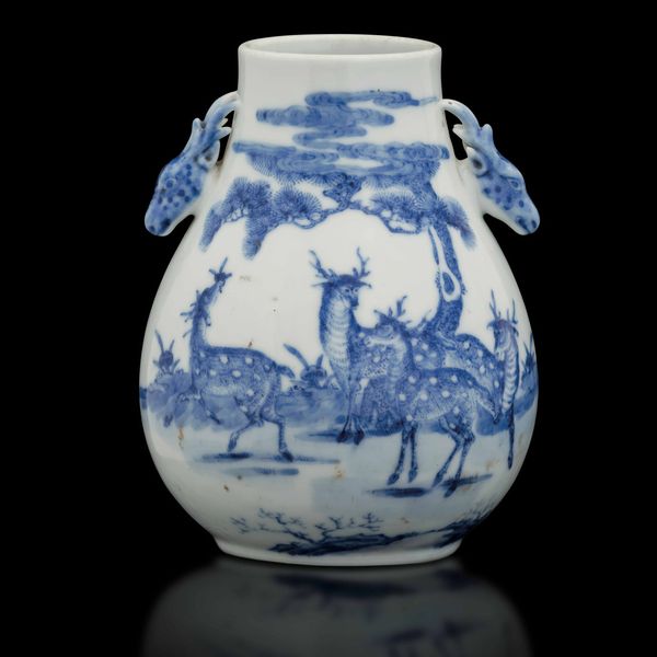 Vaso Hu in porcellana bianca e blu raffigurante cerbiatti entro paesaggio e mascheroni a foggia di testa di cervo, Cina, Dinastia Qing, periodo Guangxu (1875-1908)  - Asta Fine Chinese Works of Art - Associazione Nazionale - Case d'Asta italiane